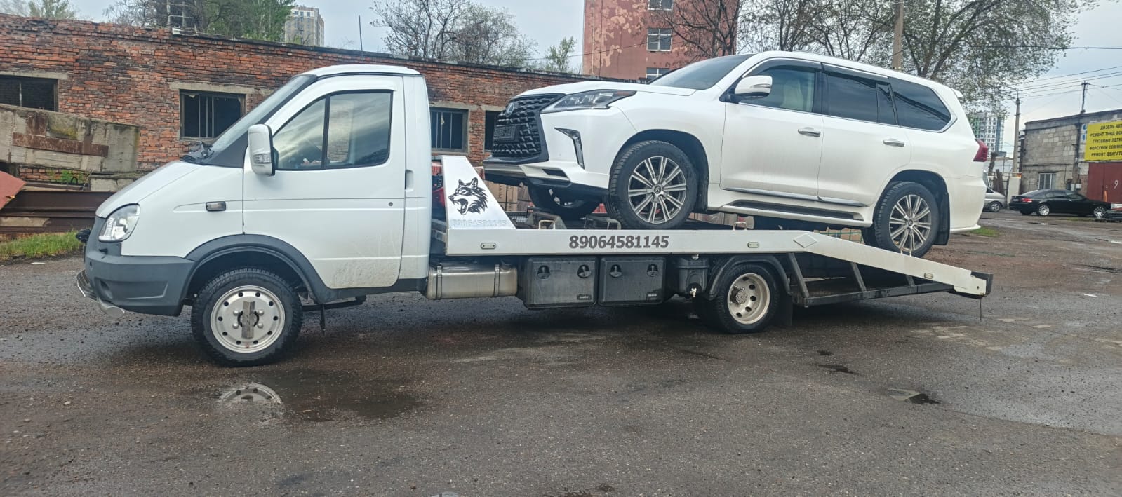 Эвакуатор перевозит Lexus
