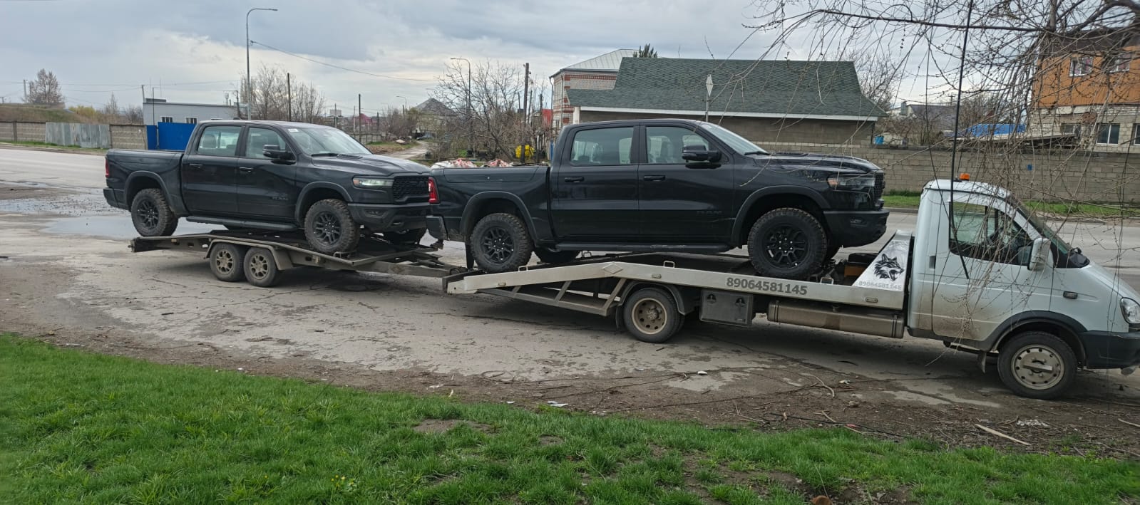 Эвакуатор на площадке у морского порта
